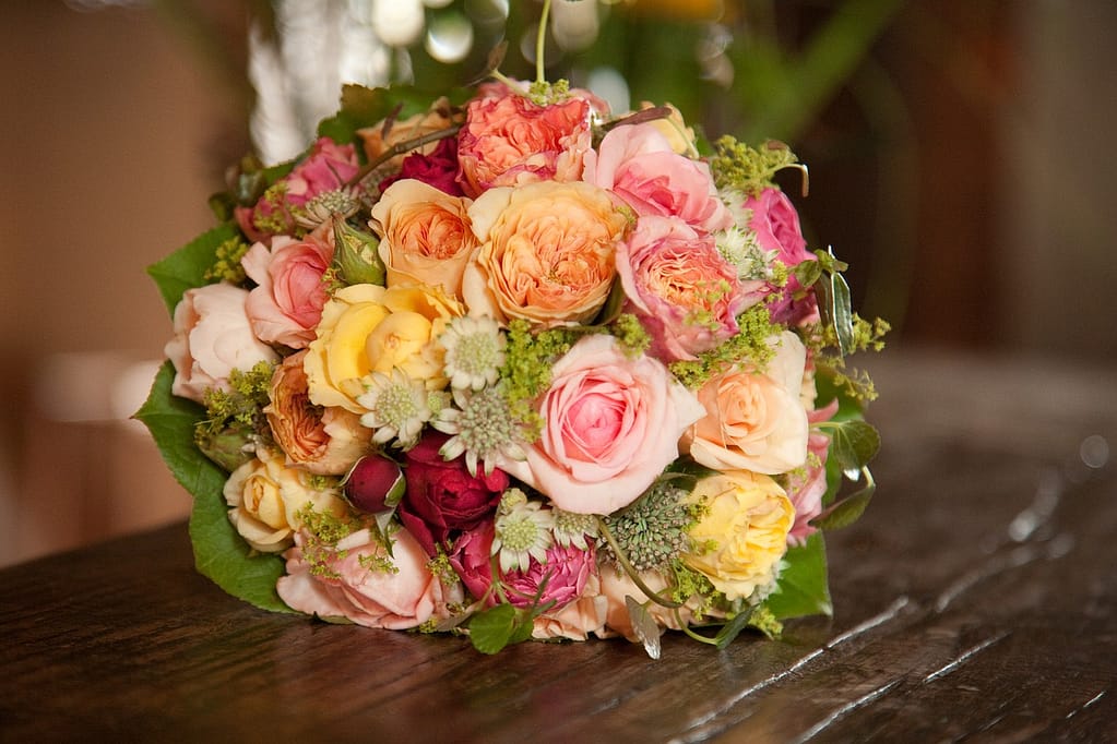 kulatá svatební kytice s růžemi