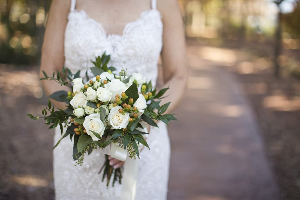 svatební kytice bílé růzě