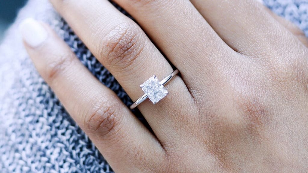 Zásnubní prsten s diamantem, briliantem nebo zirkonem?