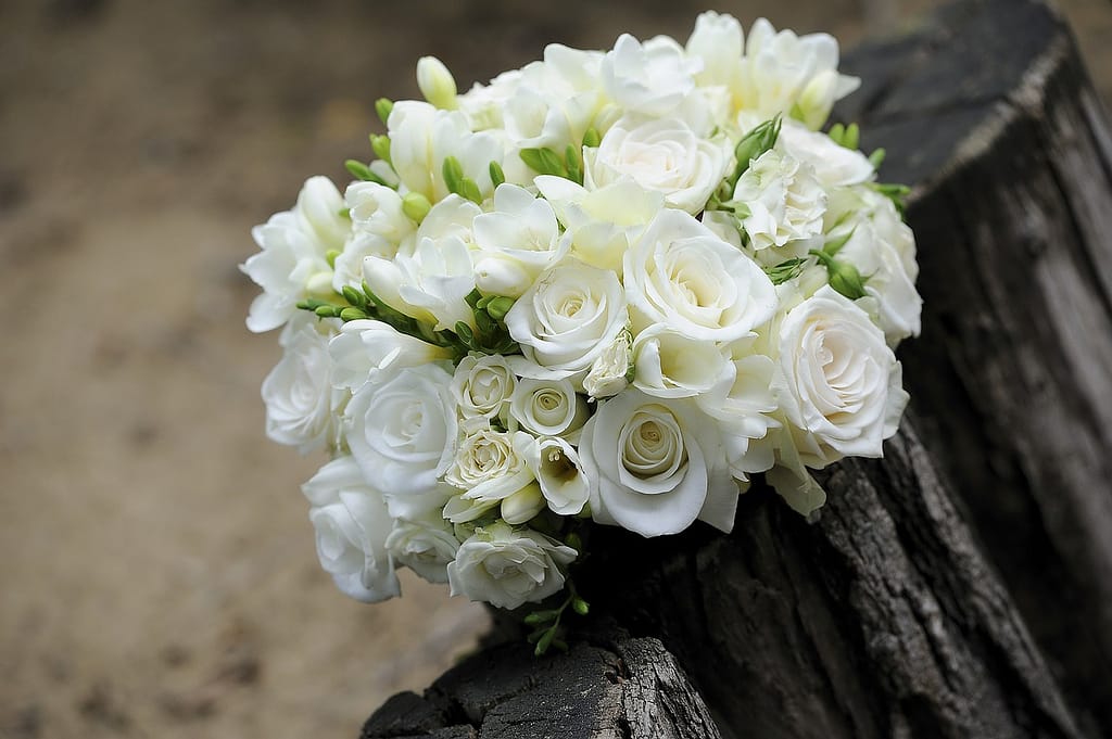 bílé růže ve svatební kytici