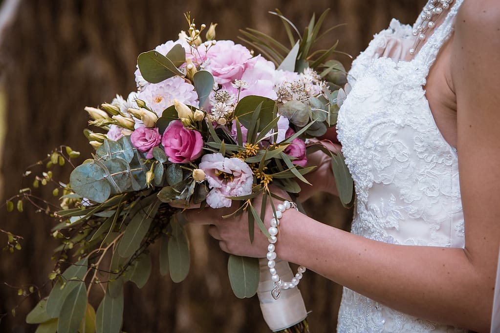 svatební kytice v rukou nevěsty