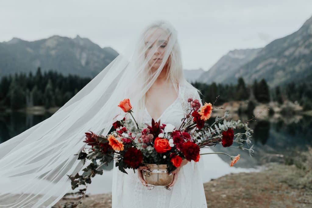 Ke svatbě na horách se výborně hodí kombinace klasické bílé a červené barvy
