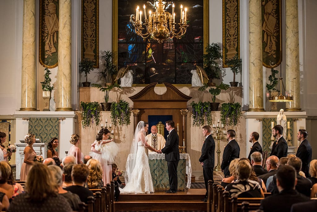 svatba probíhající v kostele
