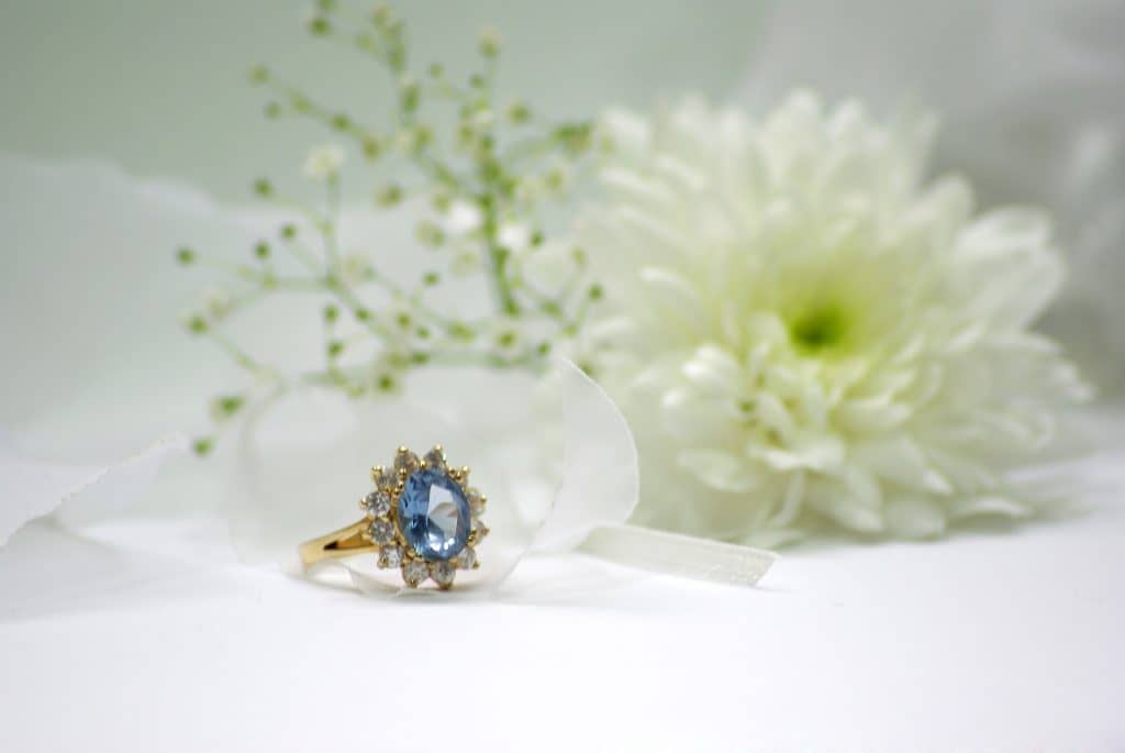 Výběr zásnubního prstenu - barevný diamant osazený menšími kameny