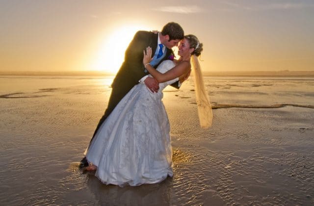 Muž se ženou mají svatbu na pláži